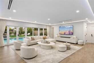 1560 Cleveland Rd in Miami Beach, FL - Building Photo - Building Photo