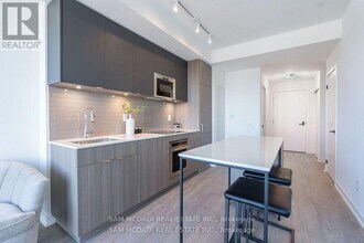 220 Missinihe Way in Mississauga, ON - Building Photo - Building Photo