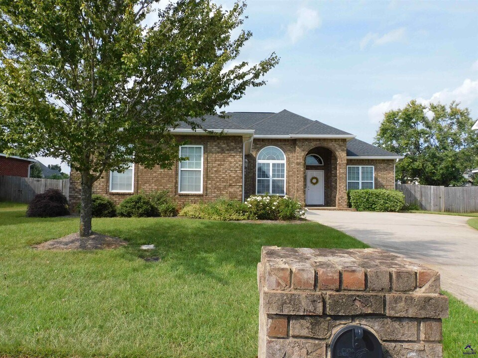 1307 Loudon Hill Dr in Warner Robins, GA - Foto de edificio