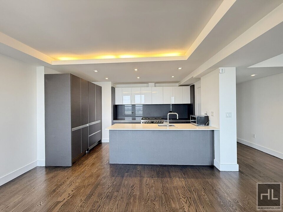 666 W End Ave in New York, NY - Building Photo