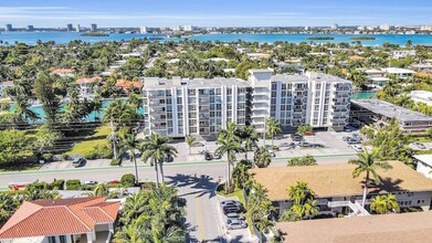 9800 W Bay Harbor Dr, Unit 409 in Bay Harbor Islands, FL - Foto de edificio - Building Photo