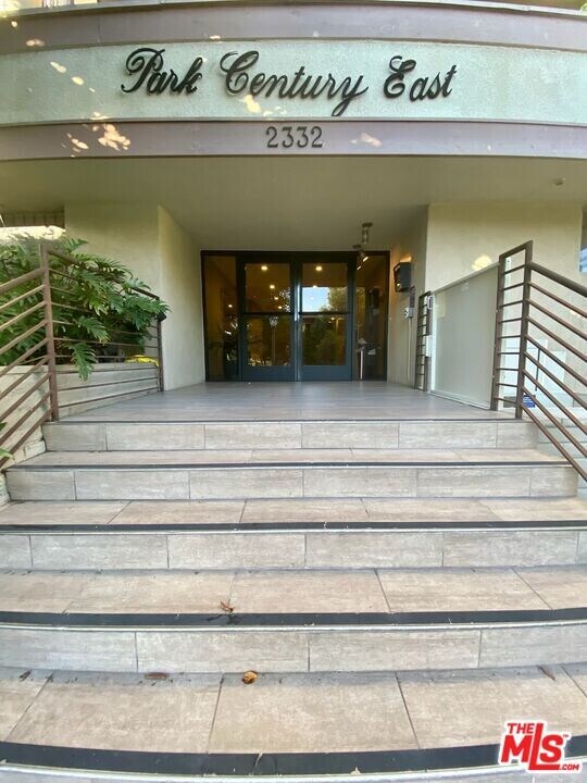 2332 Fox Hills Dr in Los Angeles, CA - Building Photo