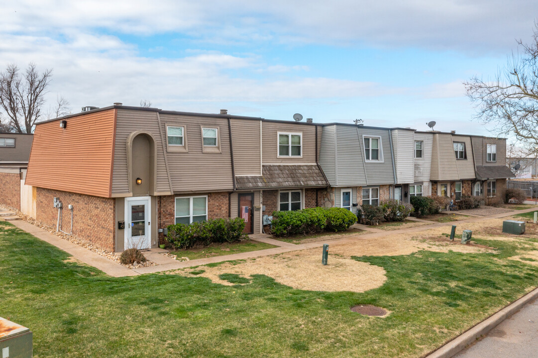 3324 Brookhollow Ct in Oklahoma City, OK - Foto de edificio