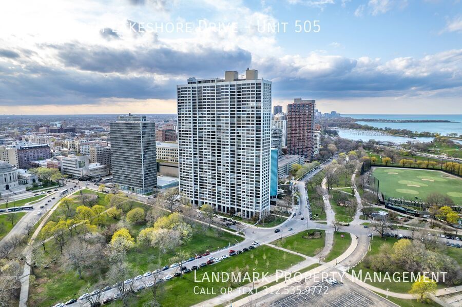 2800 N Lake Shore Dr in Chicago, IL - Building Photo