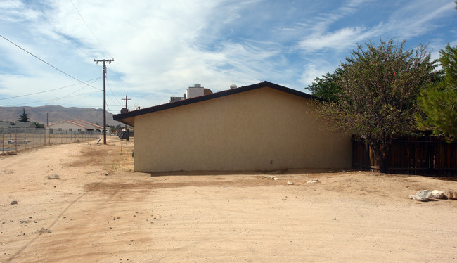 12329 Red Wing Rd in Apple Valley, CA - Building Photo - Building Photo