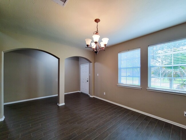 property at 805 Arlington Pointe Dr