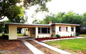 122 Husson Ave in Palatka, FL - Foto de edificio - Building Photo