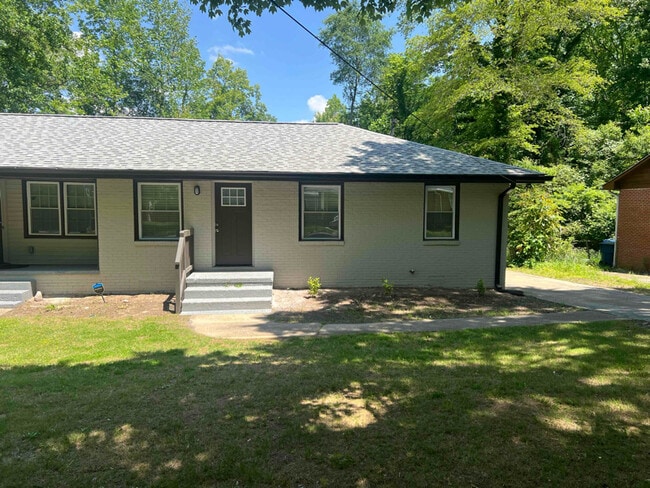 839 Commodore Dr NW