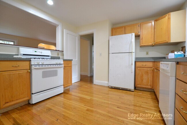 28 Adair Rd, Unit 1 in Boston, MA - Foto de edificio - Building Photo