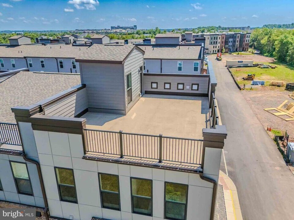 43730 Transit Sq in Ashburn, VA - Building Photo