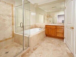 15027 Dickens St, Unit 4 in Sherman Oaks, CA - Foto de edificio - Building Photo