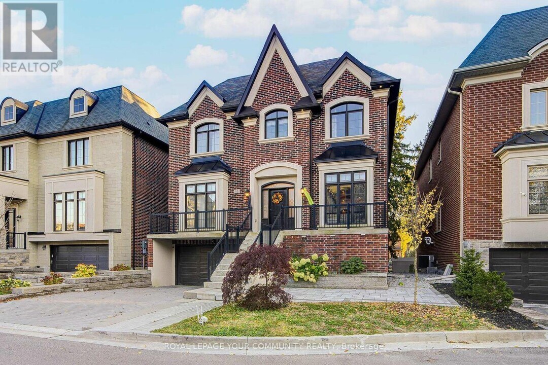 61 Headwater Crescent in Richmond Hill, ON - Building Photo