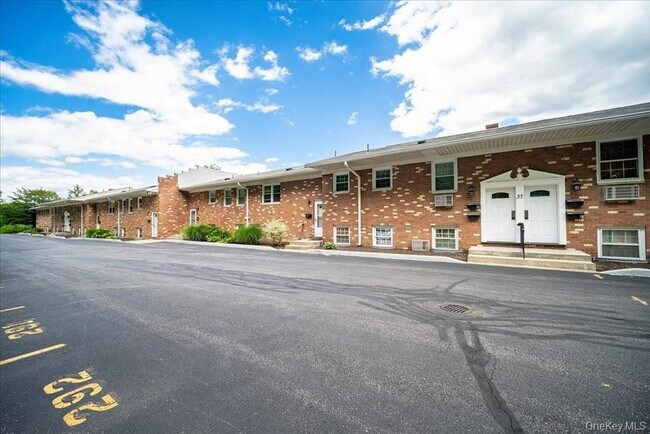37 Alpine Dr in Wappingers Falls, NY - Foto de edificio - Building Photo