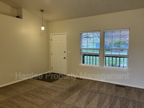 2411 W Baystone Dr in Meridian, ID - Building Photo - Building Photo
