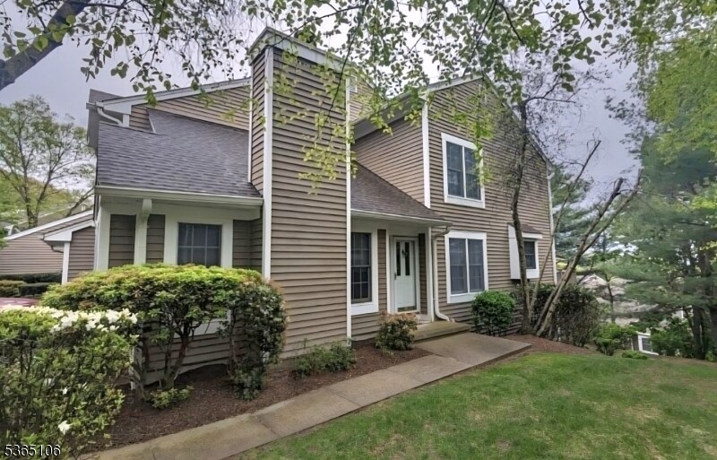 18 Dorset Ln in Bedminster, NJ - Building Photo
