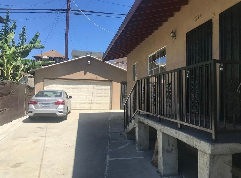 214 N Burlington Ave in Los Angeles, CA - Foto de edificio