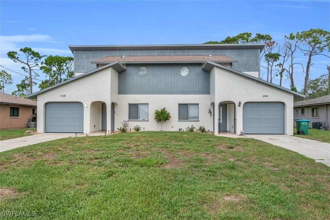 1328 SE 2nd Pl in Cape Coral, FL - Building Photo