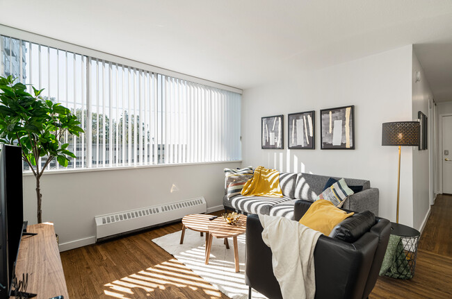 1750 Davie St in Vancouver, BC - Building Photo - Building Photo