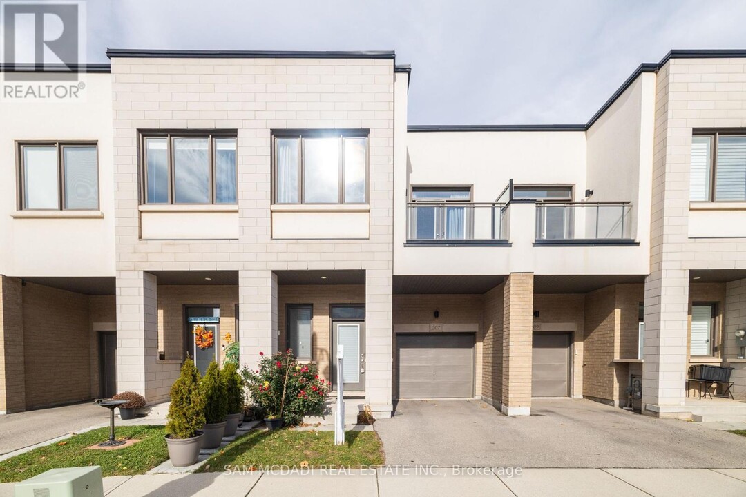 207 Fowley Dr in Oakville, ON - Building Photo