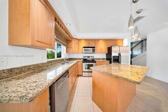 2814 SW 27th St, Unit 1 in Miami, FL - Foto de edificio - Building Photo