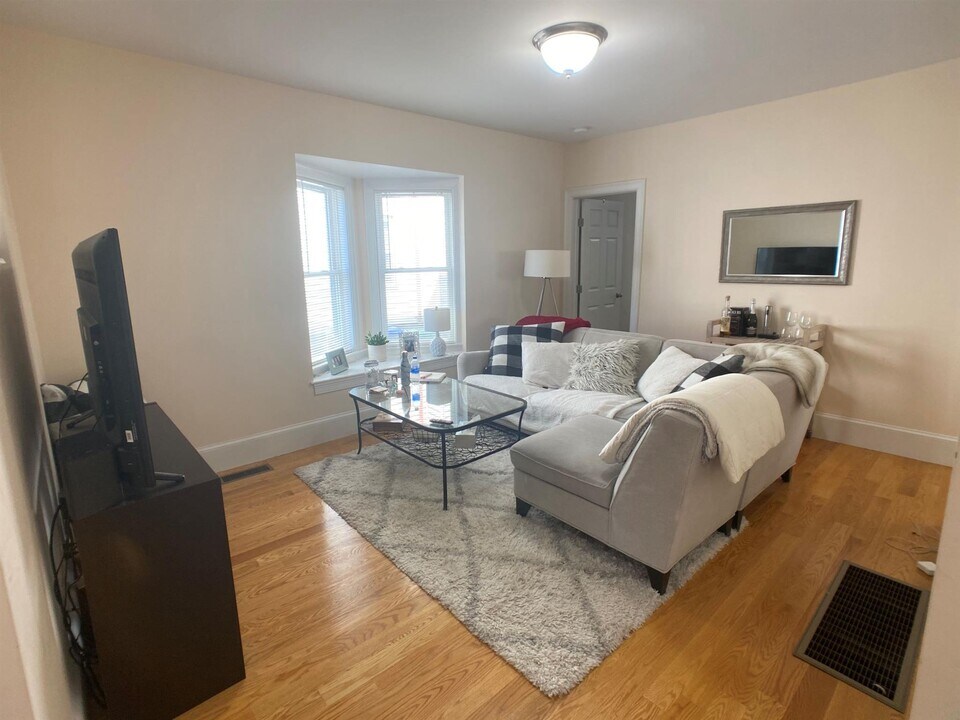 23 Willard Ave, Unit 1 in Medford, MA - Building Photo