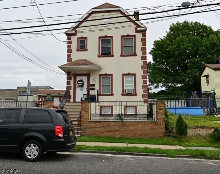 560 Forest St in Kearny, NJ - Building Photo