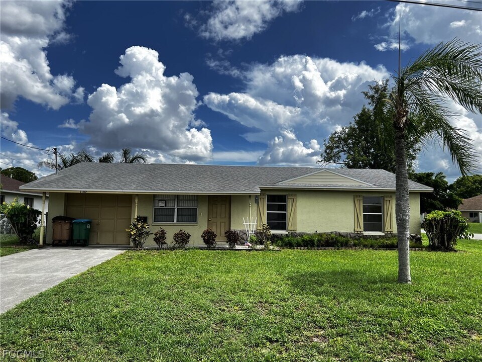 1102 SE 16th St in Cape Coral, FL - Building Photo