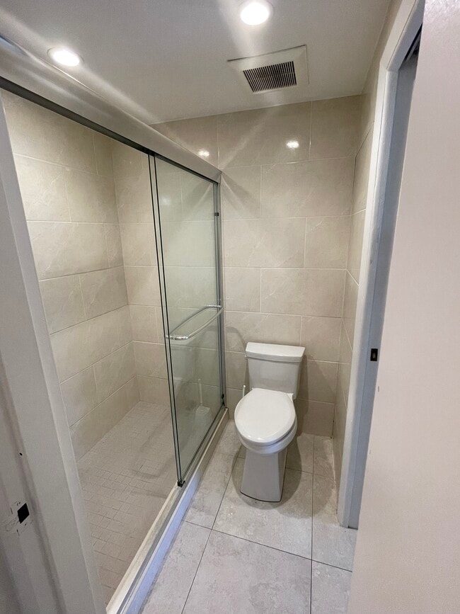 2160 SW 16th Ave, Unit 415 in Miami, FL - Foto de edificio - Building Photo