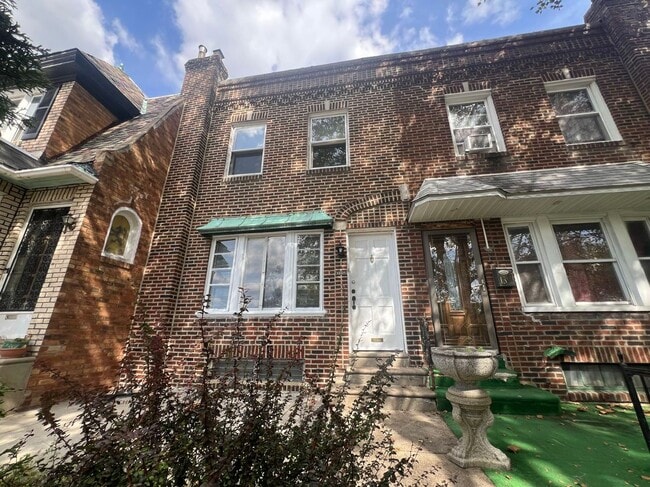 property at 1305 Devereaux Ave