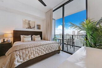 33 NE 2nd Ave in Miami, FL - Building Photo - Building Photo