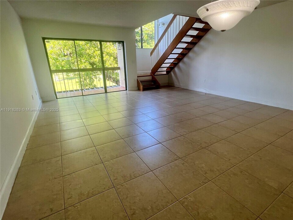 9961 NW 9th St Cir in Miami, FL - Building Photo