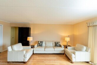 35300 Woodward Ave, Unit 406 in Birmingham, MI - Foto de edificio - Building Photo