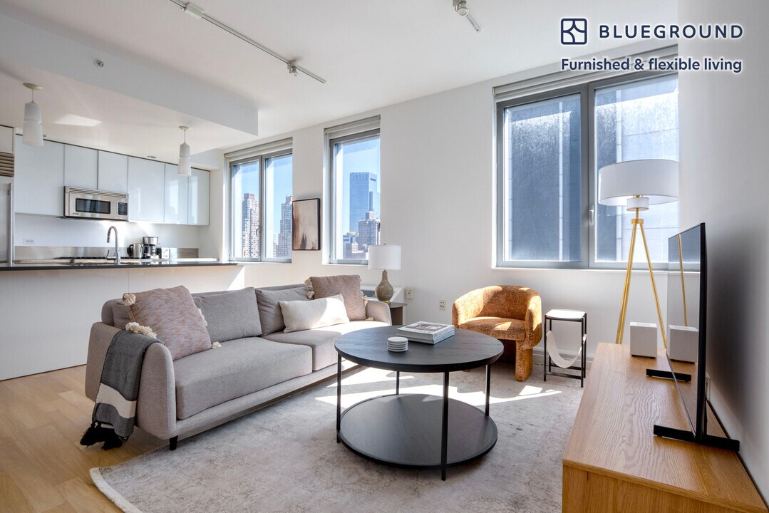 550 W 54th St in New York, NY - Building Photo