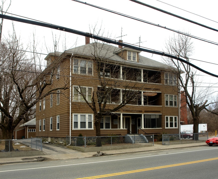 354 Manville Rd in Woonsocket, RI - Foto de edificio