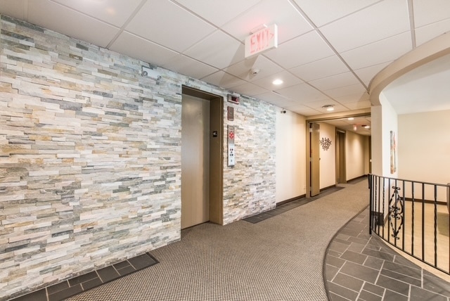 2400 Windsor Mall in Park Ridge, IL - Building Photo - Building Photo