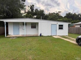 27 Cloverland Ct in Pensacola, FL - Building Photo