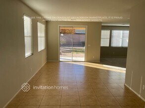 8117 RedBud Vine St in North Las Vegas, NV - Foto de edificio - Building Photo