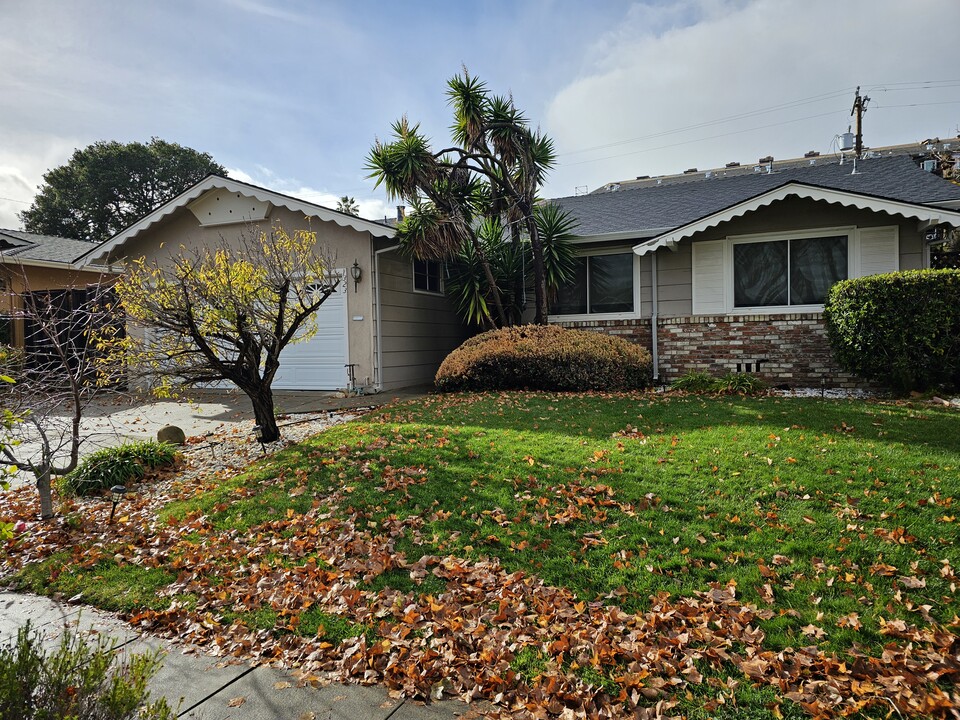 1323 Bobolink Cir in Sunnyvale, CA - Foto de edificio