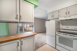 8870 W Jewell Ave in Lakewood, CO - Building Photo - Building Photo