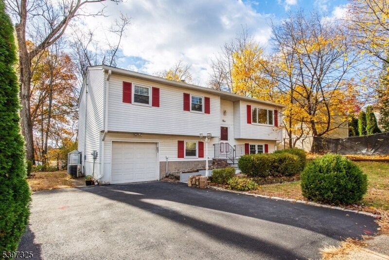 4 Maureen Ct in Parsippany Troy Hills, NJ - Building Photo