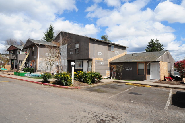 Duck Country - Dunhill Apartments in Dundee, OR - Foto de edificio - Building Photo