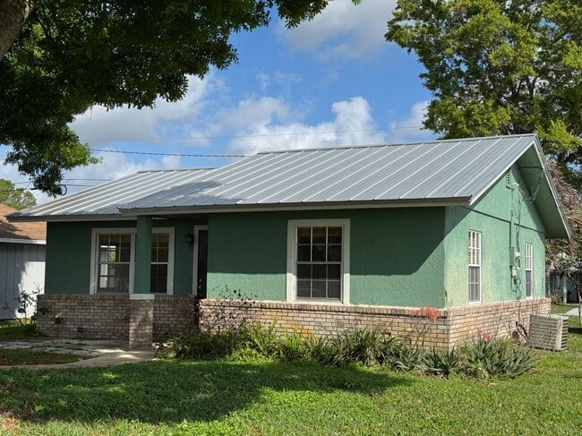 364 16th St SW in Vero Beach, FL - Foto de edificio - Building Photo
