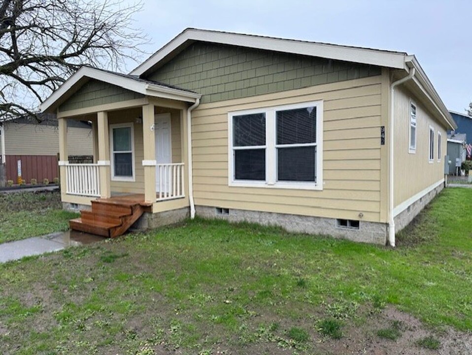 942 S 10th St in Lebanon, OR - Building Photo