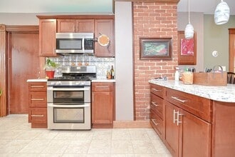 142 Washington St, Unit 1 in Gardner, MA - Foto de edificio - Building Photo