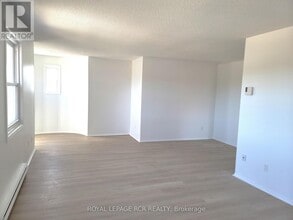 2 Orchard Heights Blvd in Aurora, ON - Building Photo - Building Photo