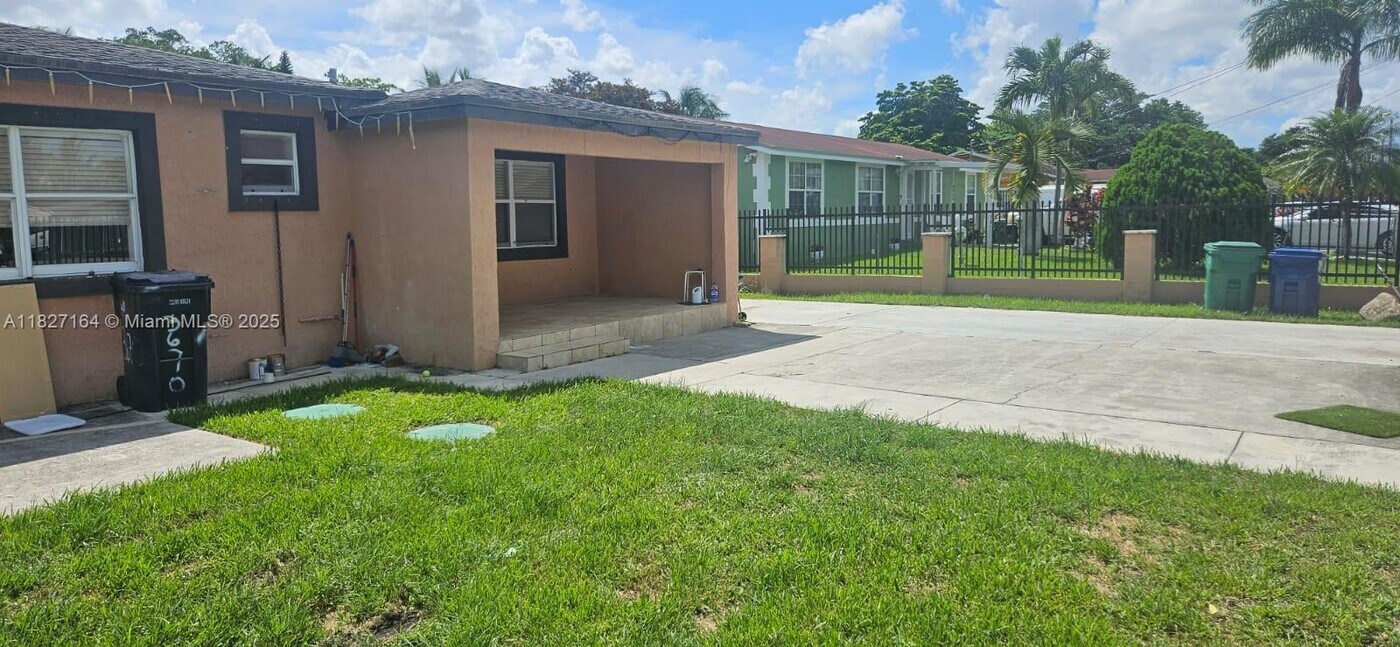 9748 Little River Dr in Miami, FL - Building Photo
