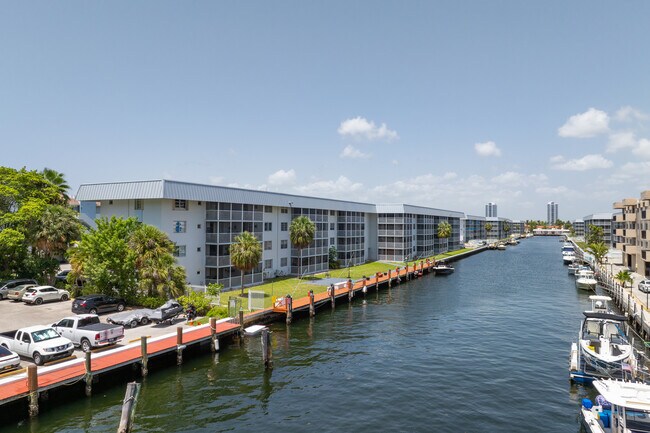 3849 NE 169th St in Miami, FL - Building Photo - Building Photo