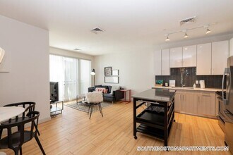 320 D St, Unit 115 in Boston, MA - Foto de edificio - Building Photo
