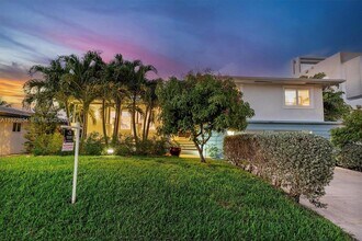 1361 NE 104th St in Miami Shores, FL - Foto de edificio - Building Photo