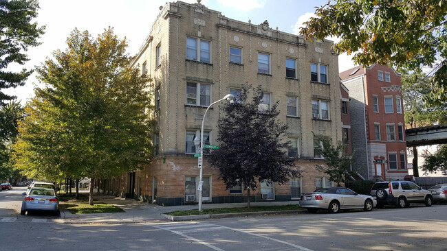 property at 1100 W Roscoe St